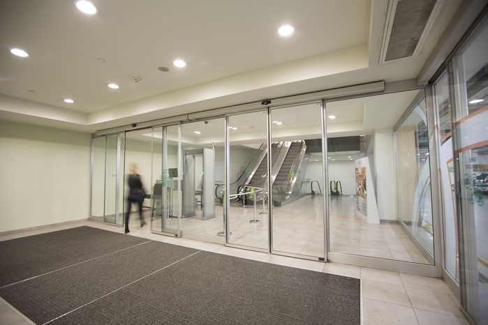 Moderne automatische Glasschiebetüren und Eingangsbereich im Akbatı Shopping Center