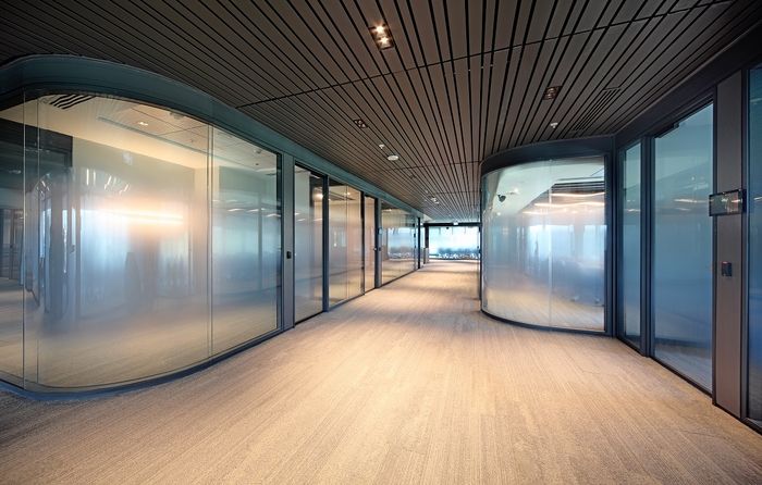 Moderne Innenarchitektur im Turkuvaz Medya Center mit geschwungenen Glastrennwandsystemen und Aluminiumprofilen